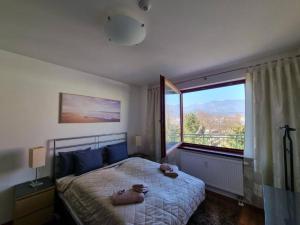 A bed or beds in a room at Central business apartment - FREE PARKING