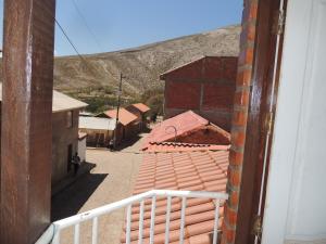 Aussicht vom Balkon eines Gebäudes in der Unterkunft Hostal Dinosaurio in Torotoro