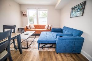 ein Wohnzimmer mit einer blauen Couch und einem Tisch in der Unterkunft The Josi:Elegant space and view in Washington