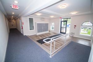 ein leeres Zimmer mit einem Laufband in einem Gebäude in der Unterkunft The Josi:Elegant space and view in Washington