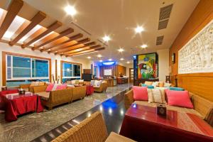 un ampio soggiorno con divani e tavoli di Seasons Bali Fashion Inn a Kenting