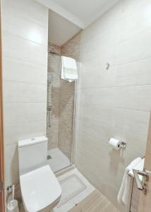 bagno bianco con servizi igienici e doccia di Apartamento Albar a Poio
