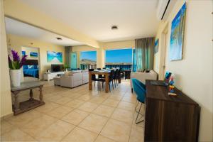 uma sala de estar com um sofá e uma mesa em Beachfront Palapa21 - Jan Thiel em Jan Thiel