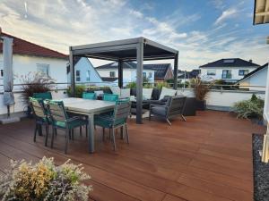 eine Terrasse mit einem Tisch und Stühlen auf einer Terrasse in der Unterkunft Ambiente Feriendomizil in Weilerswist