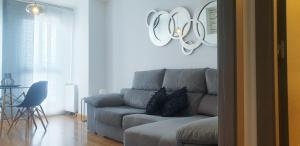 Una sala de estar con un sofá y una mesa de comedor. en Apartamento tranquilo, en Ponferrada 2 fotos más