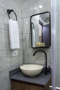 uma casa de banho com um lavatório e um espelho. em Confortable apartamento en Bello Ant. em Bello