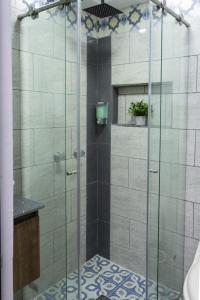 um chuveiro com uma porta de vidro na casa de banho em Confortable apartamento en Bello Ant. em Bello