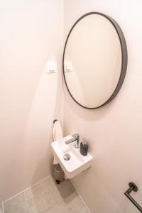 La salle de bains est pourvue d'un lavabo et d'un miroir. dans l'établissement A Apartments, à Zadar