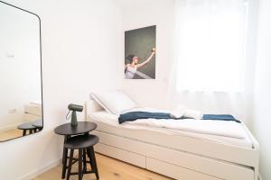 Un pat sau paturi într-o cameră la A Apartments +82 fotografii