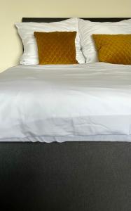 uma cama branca com duas almofadas em cima em Zentrales Apartment am Theater in Marl em Marl
