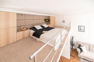 Ένα ή περισσότερα κρεβάτια σε δωμάτιο στο Central Modern Loft with Balcony next to Mariott -600Mbps WiFi