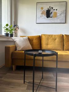 uma sala de estar com um sofá e uma mesa em Zentrales Apartment am Theater in Marl em Marl