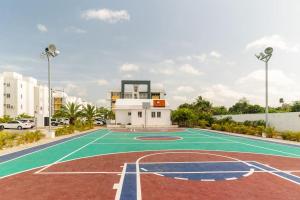 einem Basketballplatz vor einem Gebäude in der Unterkunft Relax Apartment to enjoy! in Santiago de los Caballeros