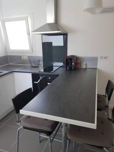 a kitchen with a table and chairs in a room at Coquet et confortable Appartement T2 in Rognac