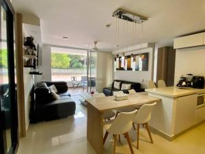 een keuken en een woonkamer met een tafel en stoelen bij Hermoso apartamento in Ricaurte
