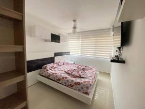 een slaapkamer met een bed en een raam erin bij Hermoso apartamento in Ricaurte