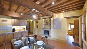 kuchnia ze stołem i krzesłami w pokoju w obiekcie Pergola w mieście Gaiole in Chianti