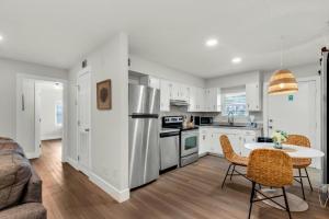 Una cocina con gabinetes blancos y una mesa y sillas. en Bluefish 8 Private 2BR Bliss on OKA Island, en Fort Walton Beach