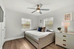 Un dormitorio con una cama y un ventilador de techo. en Bluefish 8 Private 2BR Bliss on OKA Island, en Fort Walton Beach 25 fotos más