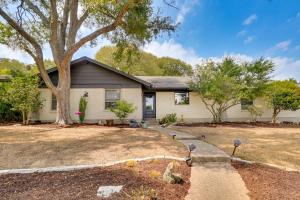 Κήπος έξω από το Colorful Austin Home with Covered Patio and Gas Grill!