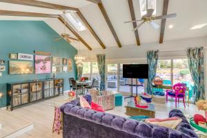 Μια τηλεόραση ή/και κέντρο ψυχαγωγίας στο Colorful Austin Home with Covered Patio and Gas Grill!