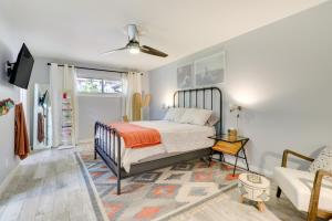 Ένα ή περισσότερα κρεβάτια σε δωμάτιο στο Colorful Austin Home with Covered Patio and Gas Grill!