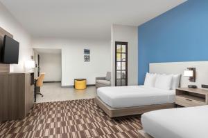 Comfort Suites Lake City في مدينة ليك: غرفة فندقية بسريرين وتلفزيون بشاشة مسطحة