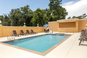 una piscina su un patio con sedie di Comfort Suites Lake City a Lake City