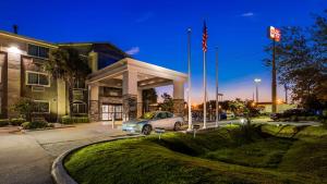 un'auto parcheggiata in un parcheggio di fronte a un hotel di Best Western Slidell Hotel a Slidell