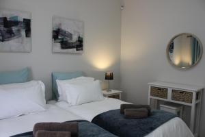 um quarto com 2 camas e um espelho em 4499 Desert Rose em Swakopmund