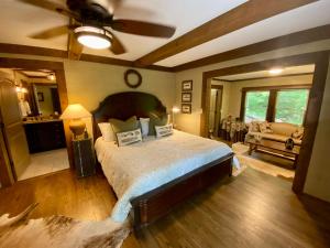 Schlafzimmer mit einem Bett und einem Deckenventilator in der Unterkunft New Listing! Romantic Mountain Hideaway in Dahlonega
