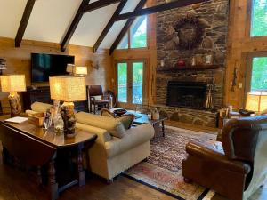 ein Wohnzimmer mit einem Sofa und einem Kamin in der Unterkunft New Listing! Romantic Mountain Hideaway in Dahlonega