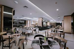 Hotel Neo Malioboro by ASTON tesisinde bir restoran veya yemek mekanı