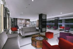 O zonă de relaxare la Hotel Neo Malioboro by ASTON