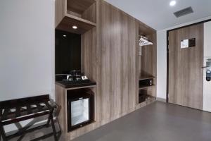 O bucătărie sau chicinetă la Hotel Neo Malioboro by ASTON