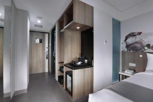 Un pat sau paturi într-o cameră la Hotel Neo Malioboro by ASTON
