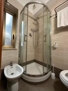 Hotel Nizza في ميلانو: حمام مع دش ومرحاض ومغسلة