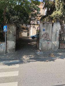 una calle con graffiti al costado de una carretera en Sololaki Hill en Tiflis