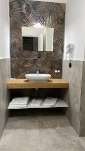 bagno con lavandino e specchio di Hotel Barbato a Napoli