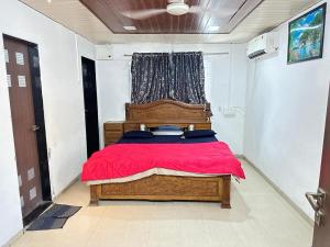 Postel nebo postele na pokoji v ubytování Chirag Banglow 2BHK