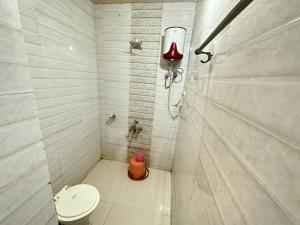 Vannituba majutusasutuses Chirag Banglow 2BHK