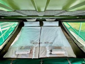 ein offenes Zelt mit 2 Betten darin in der Unterkunft Kazondwe Camp and Lodge in Kongola