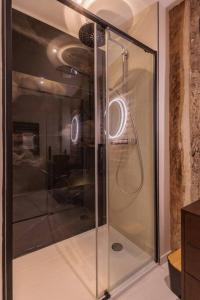 La salle de bains est pourvue d'une douche avec une porte en verre. dans l'établissement Le VB du 21, à Bourg-en-Bresse