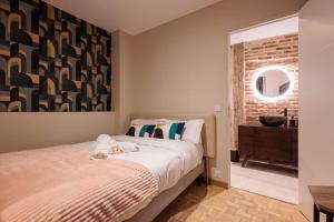 a bedroom with a large bed and a window at Le VB du 21 in Bourg-en-Bresse