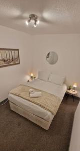 Postel nebo postele na pokoji v ubytování Thesiger Court Apartments - Free Private Parking - by Property Promise