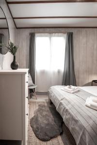 Grubenmann Appartements - Flumserberg mit Bergpanorama في Flums: غرفة نوم بسرير كبير ونافذة