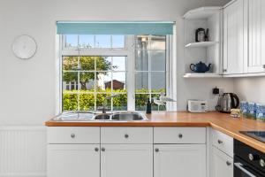 Cucina o angolo cottura di Ruby Cottage - Beachside Cottage with Views