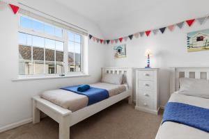 Letto o letti in una camera di Ruby Cottage - Beachside Cottage with Views