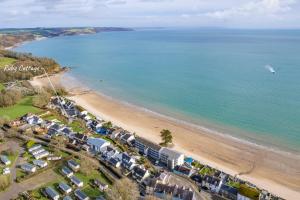 una vista aerea su una spiaggia con un gruppo di tende di Ruby Cottage - Beachside Cottage with Views a Saundersfoot
