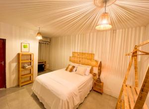 Passo de CamarajibeMar de Marceneiro的带天花板的房间里有一张床的卧室